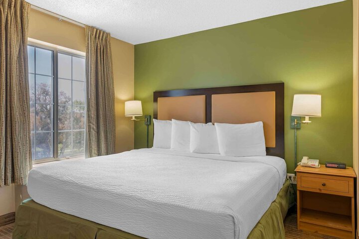 Room 10 of 33