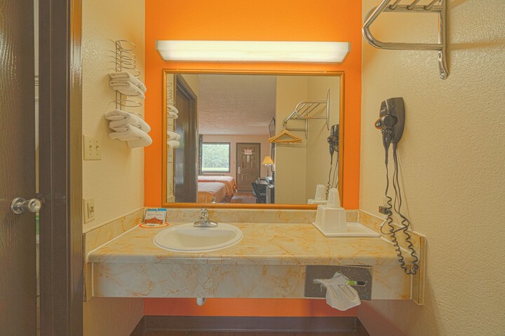 Regency Inn & Suites by OYO Bay City TX