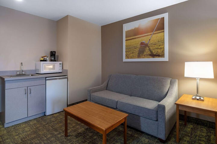Days Inn & Suites by Wyndham Madison