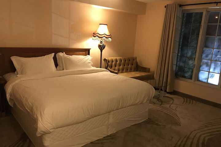 Room 27 of 40