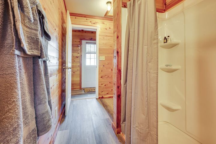 Troy Cabin w / River Access: Fish Kayak & More!