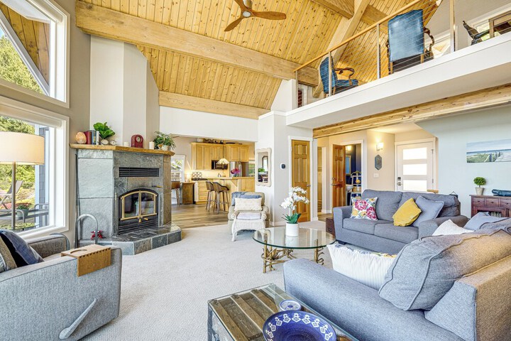 Bayfront Home w / Private Beach in Poulsbo!