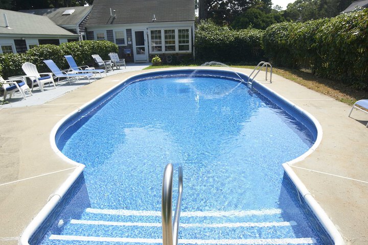 Allen Harbor Breeze Inn & Gardens
