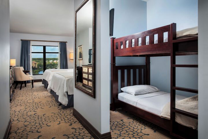Room 33 of 76