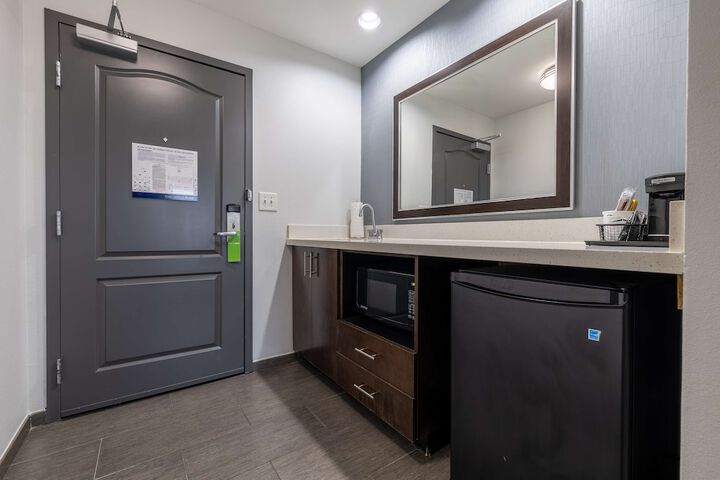 Hampton Inn & Suites Greensboro / Coliseum Area
