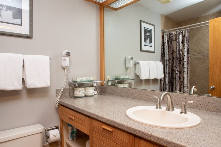 2759 Slopeside 1 Bedroom Condo by RedAwning