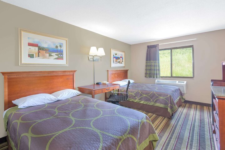 Super 8 by Wyndham Tilton / Lake Winnipesaukee
