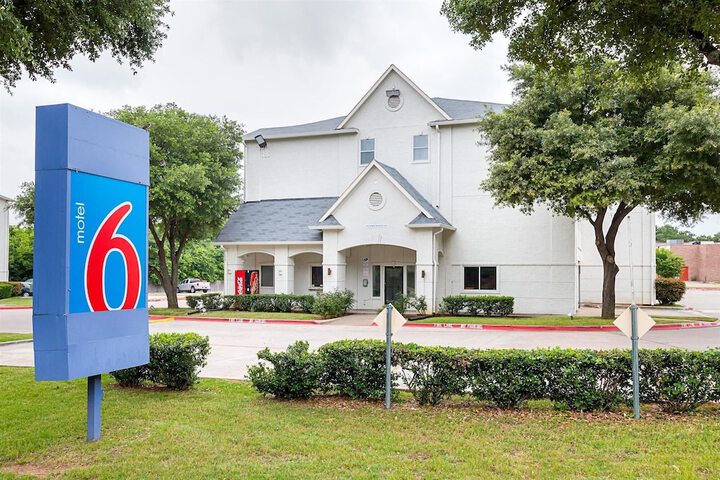 Motel 6 Grand Prairie TX - Near Six Flags Drive