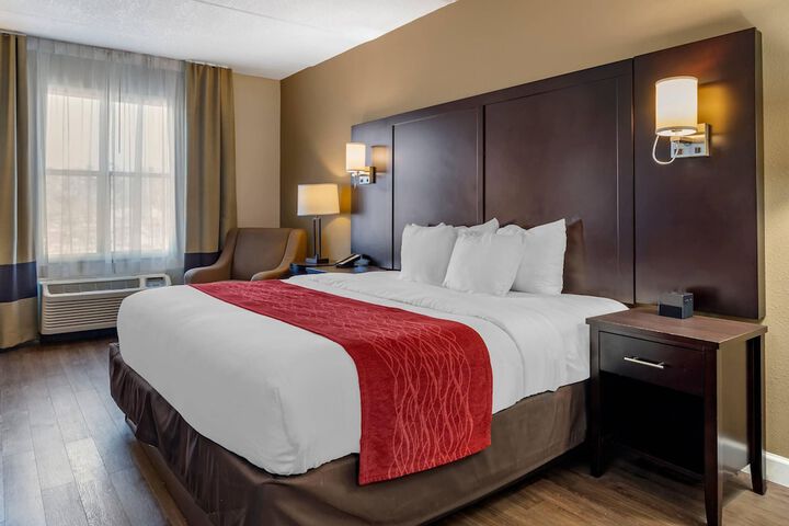 Comfort Inn & Suites near Six Flags