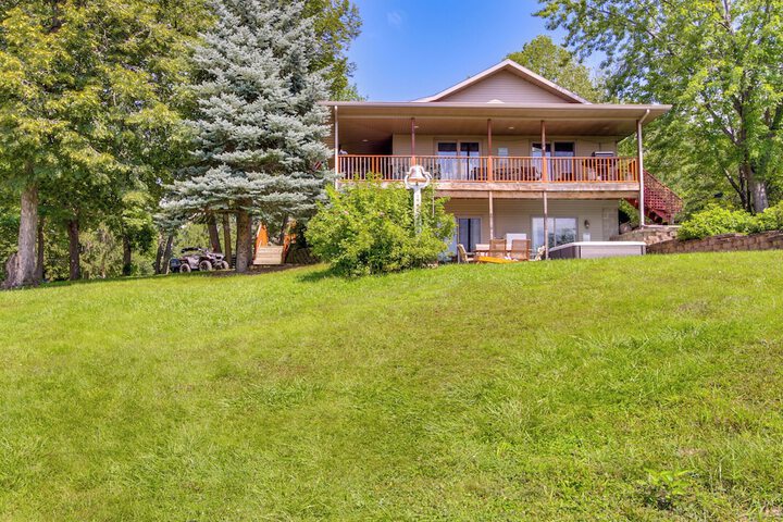 Private Lakefront Cabin w / Hot Tub Deck & Views