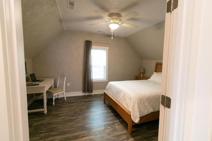 Spacious Rustic Downtown Market St. 1 Bedroom Apt Sleeps Up to 5, Steps to Honeywell & Eagles Theatre