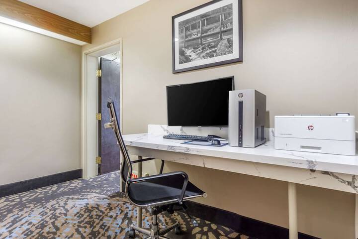 Business Center 65 of 67