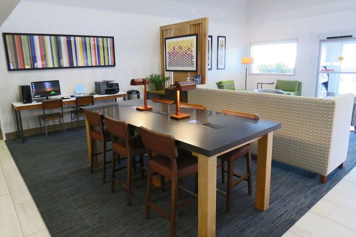 Holiday Inn Express & Suites Burlington by IHG