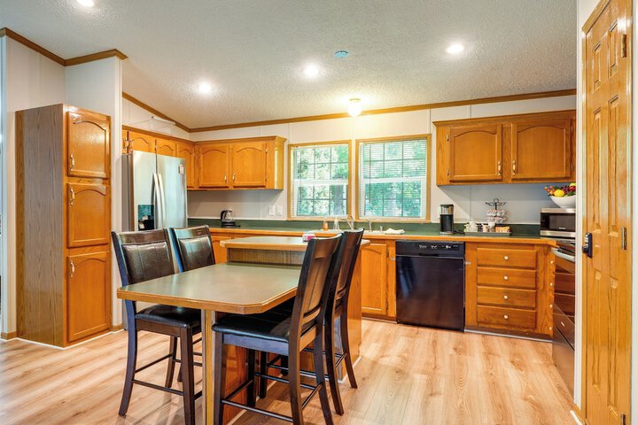 Pet-friendly Emerald Lake Retreat in Charlestown!