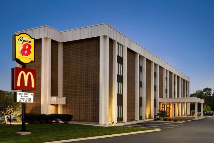 Super 8 by Wyndham Liverpool / Syracuse North Airport