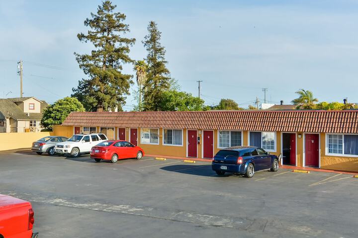 Hollister Inn