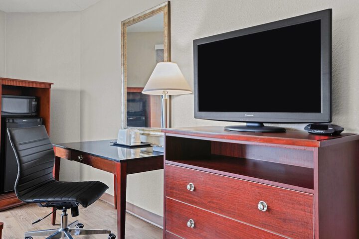 Days Inn by Wyndham Utica