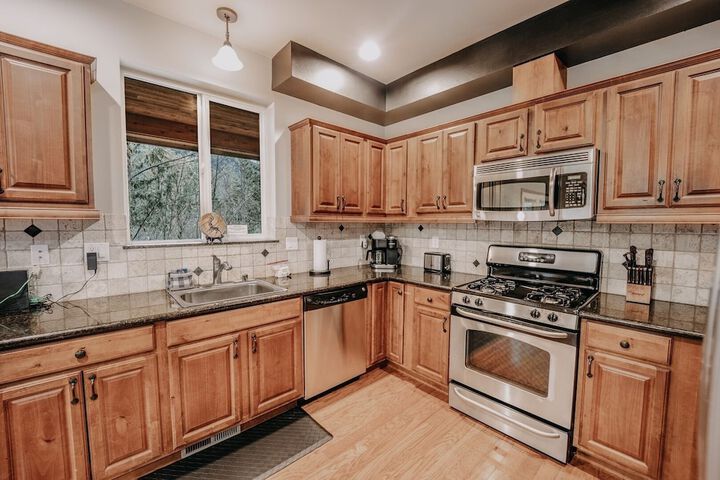 20gs - Wifi - F / p - W/d - Sleeps 6 3 Bedroom Home by RedAwning