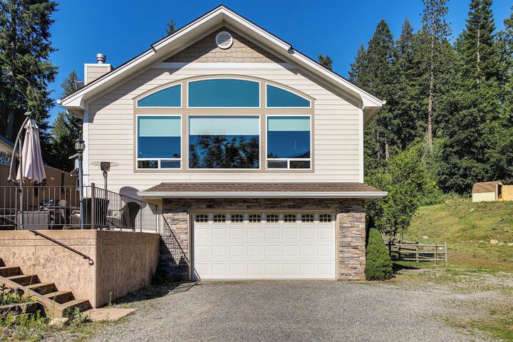 Rathdrum Home w / Hot Tub: Steps to Beach Access!