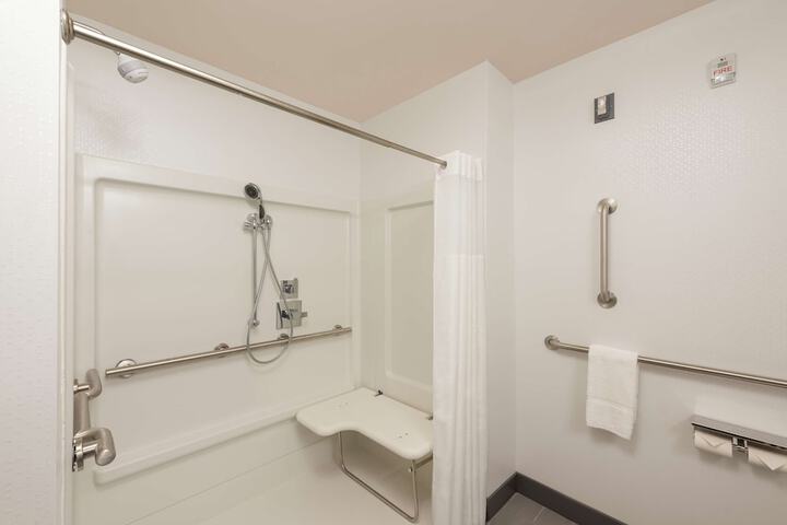 Room 32 of 46