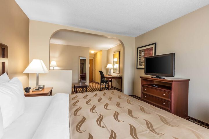 Quality Suites Paducah I-24