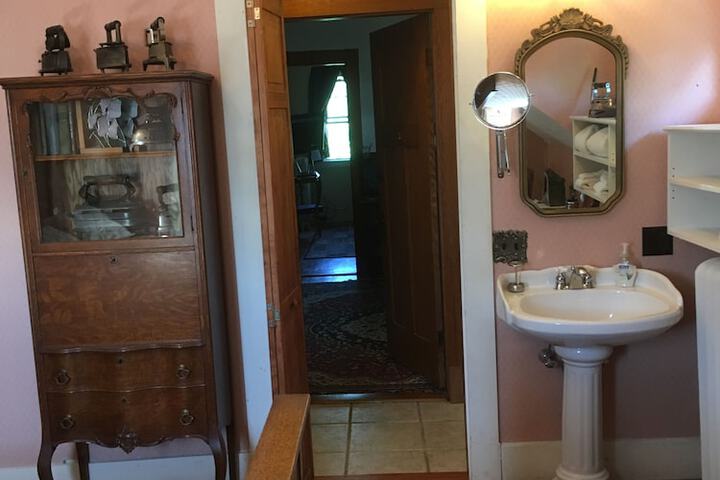 Old Iron Inn Bed and Breakfast