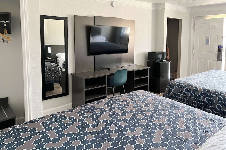 Room 11 of 16