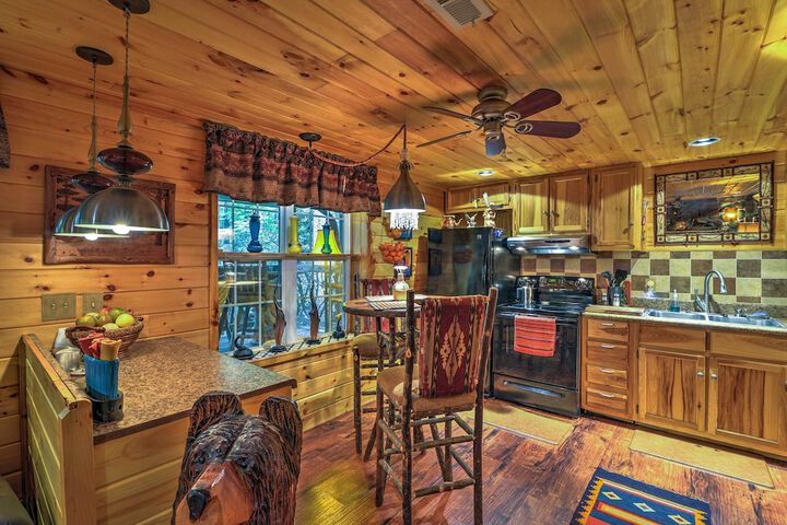 Celo Cabin w / Deck in Pisgah National Forest