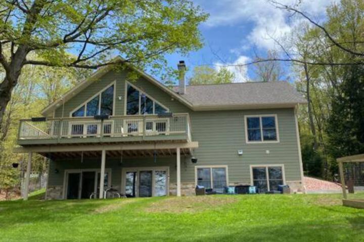 Crescent Lakehouse - Surf Ski and Serenity