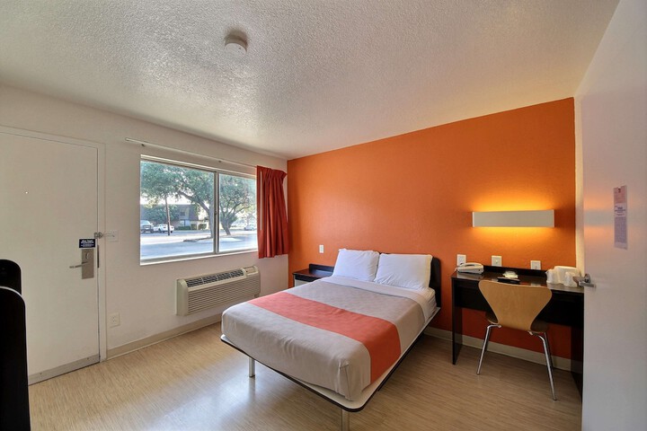 Room 17 of 29