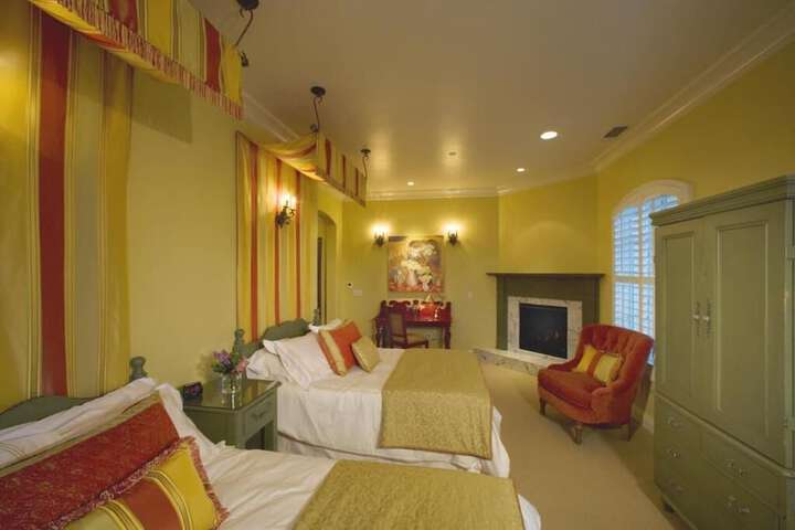 Room 16 of 34