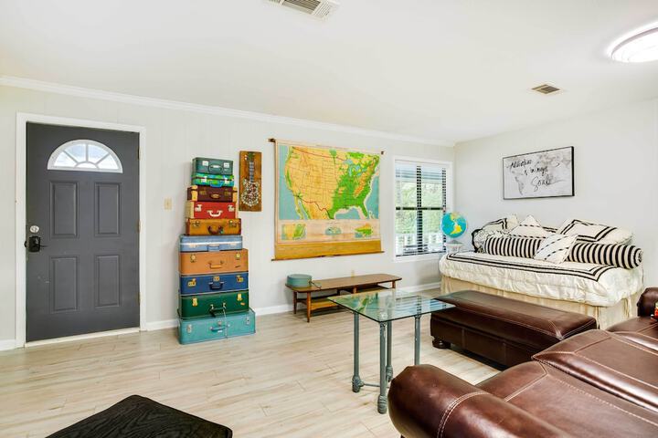 Doyline Cottage w / Large Porch & Lake Access!
