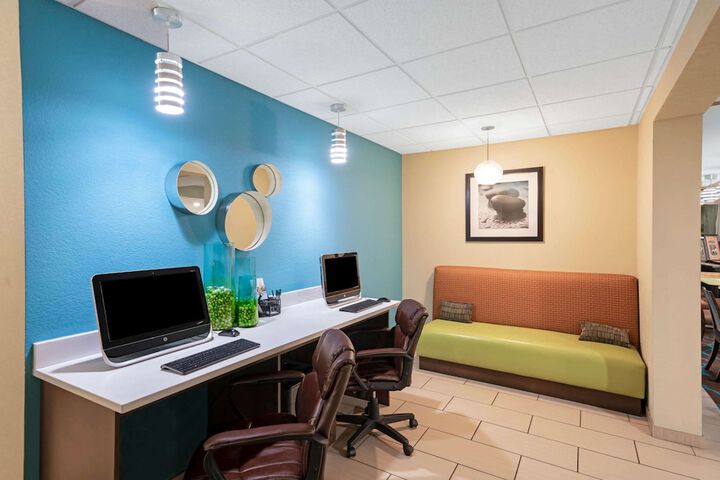 Business Center 42 of 44