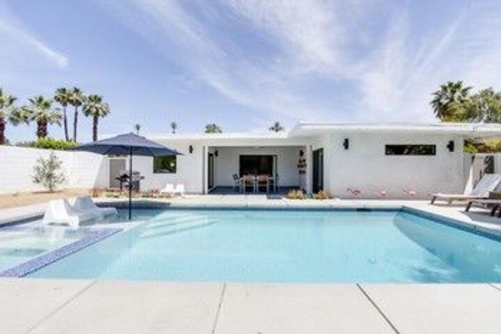 3Br 2BA Modern Luxury House by RedAwning