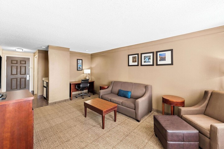 Comfort Inn & Suites Heath - Newark South
