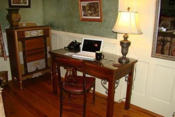 Breeden Inn Cottages & Retreat on Main