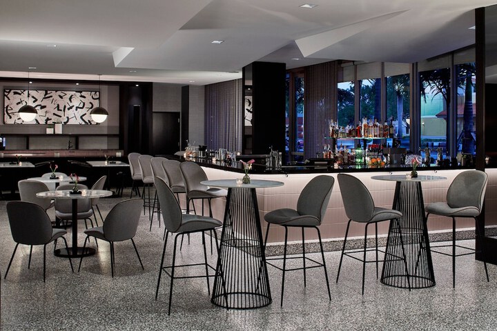 Lounge 64 of 75