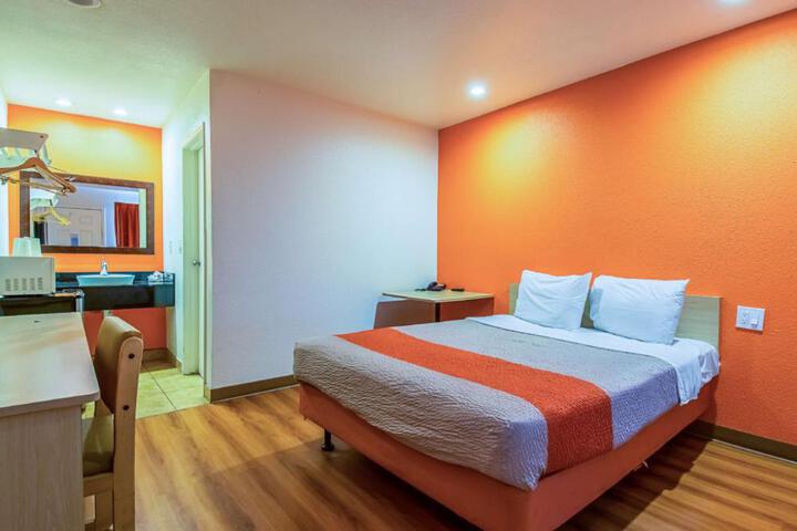 Motel 6-Bakersfield CA - Airport