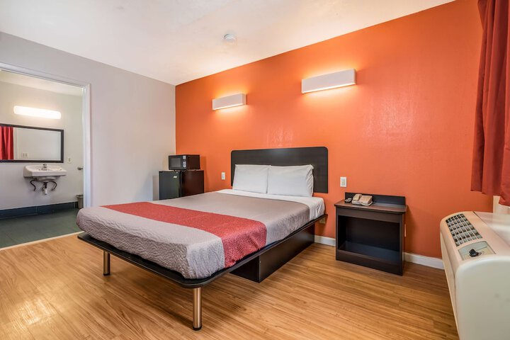 Room 25 of 27