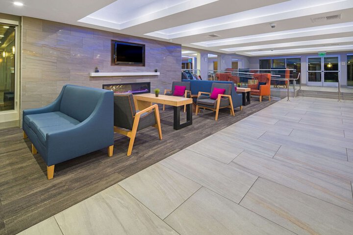 La Quinta Inn & Suites by Wyndham Orange County Airport