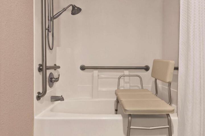 Country Inn & Suites by Radisson Auburn IN