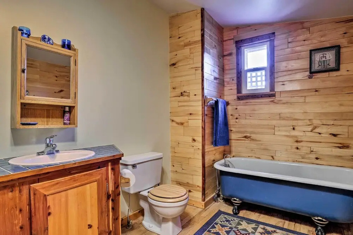 Cozy Home w / Deck & Mtn Views Walk to Casinos