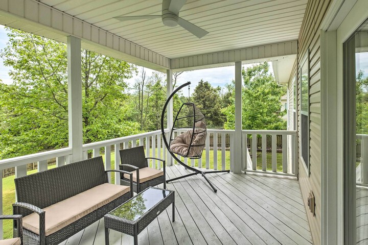 Bella Vista Home w / Yard: Half Mile to Trails!