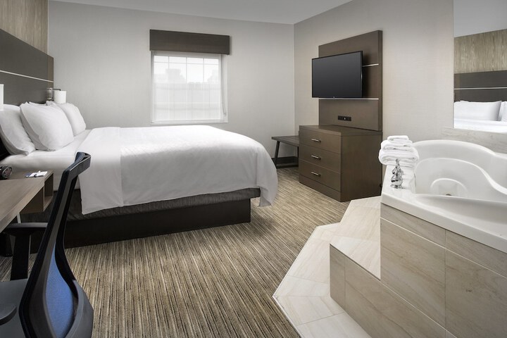 Room 9 of 33