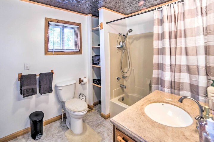 Cozy Ishpeming Cottage w / Lake & Park Views!