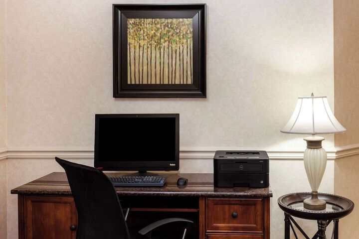 La Quinta Inn & Suites by Wyndham Milwaukee SW New Berlin