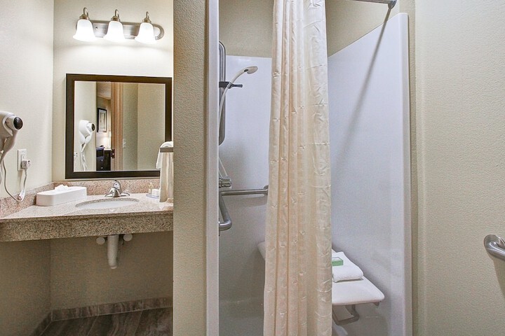 Cobblestone Hotel & Suites – Pulaski / Green Bay