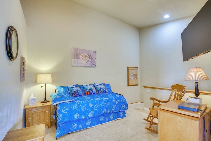 Quiet Waterfront Escape w / Hot Tub & Beach Access!