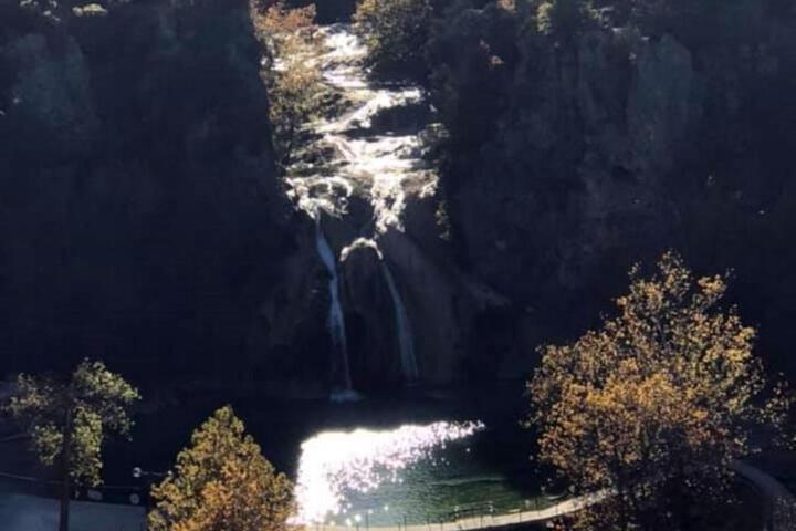The Bluebird Cottage Style Cabin with Hot Tub near Turner Falls and Casinos