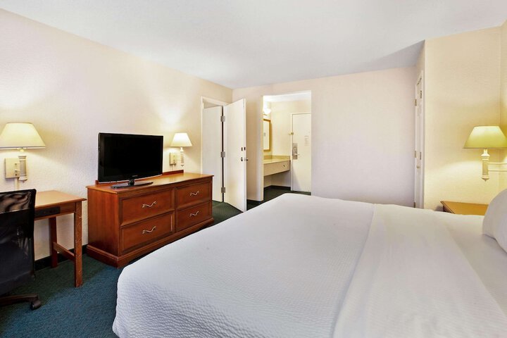 Room 13 of 36